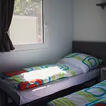 度假居 佩尔所营地度假屋 *